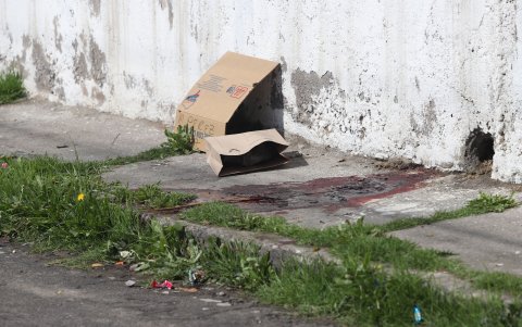 La roca con manchas de sangre fue llevada por personal de Criminalística.