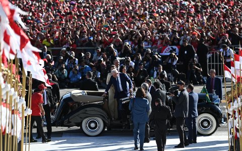 El nuevo presidente de Brasil, Luiz Inácio Lula da Silva (c), baja del coche para dirigirse a la multitud hoy, durante la investidura, en Brasilia