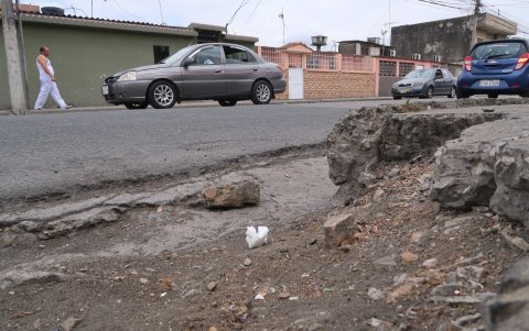 Daños. El paso constante de camiones y tráileres ha originado el deterioro de las calles, el hundimiento del asfalto, en algunos puntos, y averías de las veredas.