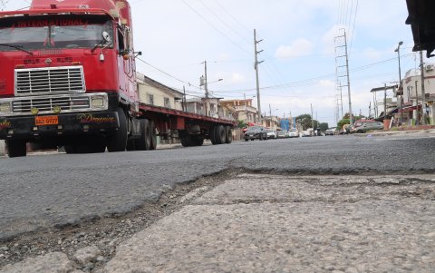 El diario pasar de estos camiones ha generado daños en la calzada.