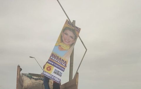 Segundo Sarmiento (camisa rosada) apareció mientras se bajaba de los postes de luz la propaganda electoral, se mostró molesto.