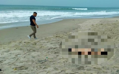 La mujer fue hallada a orillas del mar.