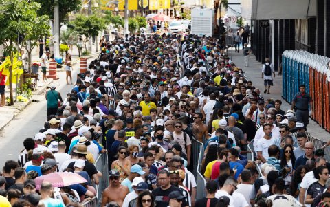 Miles de aficionados hacen fila afuera del estadio Vila Belmiro para despedirse de Pelé.