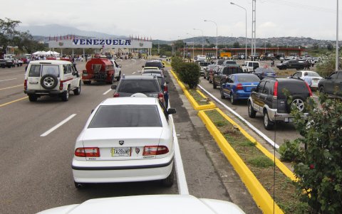 Cúcuta. Vehículos recorren hoy el puente binacional Atanasio Girardot, que une a las poblaciones de Cúcuta (Colombia) y Tienditas (Venezuela).
