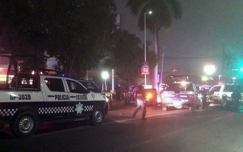 Veracruz. Miembros de la Policía Estatal resguardan la zona donde se registró un ataque armado la madrugada del lunes 2 de enero.