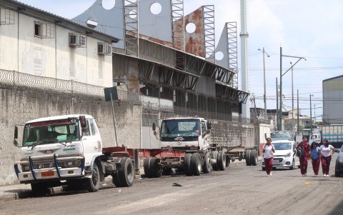 Muchos estudiantes evitan pasar cerca de los camiones por el temor de que llevarse una mala experiencia