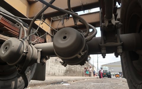Vehículos abandonados, sin llantas, con fierros oxidados y cristales rotos se convierten en un peligro para los estudiantes del colegio José María Egas y residentes de la ciudadela Amazonas. ,