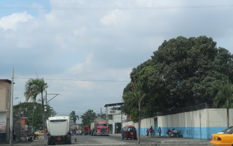En la  escuela Ciudad de Azogues, en el Guasmo central, también hay vehículos pesados abandonados.