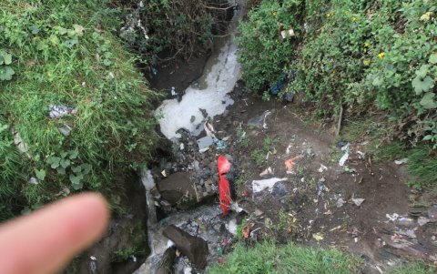 Hediondez. Las aguas servidas generan un olor insoportable