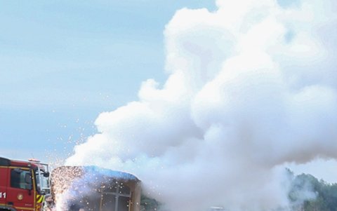 Campaña. La Policía, el Cuerpo de Bomberos y otras entidades ejecutaron campañas de prevención por el mal uso de la pirotecnia.