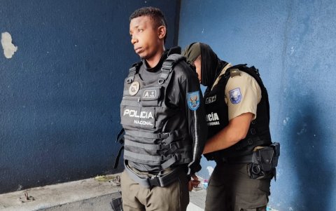 El hombre vestía todos los implementos utilizados por un policía.