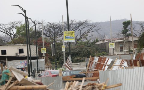 Secuencia. Las vallas, grandes o chicas, van seguidas una de otra.