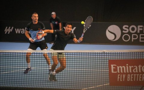 El tenista ecuatoriano Gonzalo Escobar (d) junto a su nueva dupla, el bosnio Tomislav Brkic.