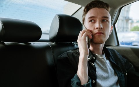 No actúes con violencia, es preferible mantener la calma.