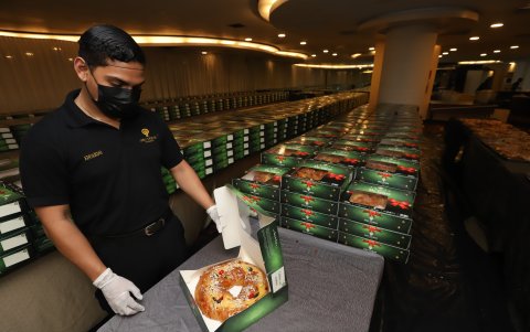 Envío. Varios locales se preparan para enviar la rosca de Reyes.