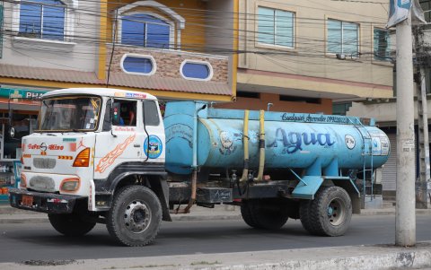 La población se abastece, generalmente de tanqueros particulares, quienes cobran hasta dos dólares el tanque, según denunciaron habitantes.