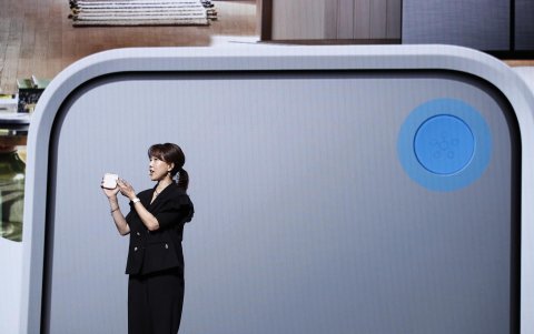 La vicepresidenta ejecutiva y directora de SmartThings, Jaeyeon Jung, muestra la estación SmartThings,