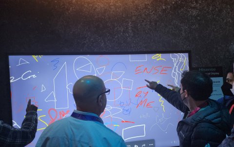 La pizarra digital interactiva WR6CE se puede conectar de forma inalámbrica con
dos o más dispositivos auxiliares de pantalla y permite que varios usuarios interactúen a la vez.