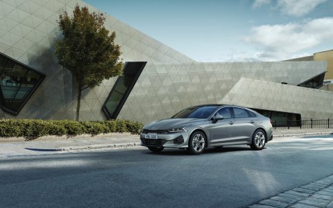 All New K5 es un vehículo híbrido diferente, eficiente y potente.