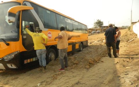 En el lugar ya se han quedado enterrados buses y motos. Estas últimas se han salvado de patinar y chocar con alguna otra estructura.