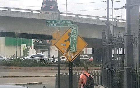 Este es el daño que se observa hace ya varias semana, denuncia la ciudadanía, en la intersección de la Orellana y Plaza Dañín.