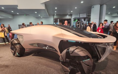 El Delorean alcanza una velocidad máxima estimada es de 249 km/h.