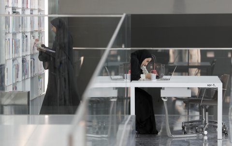 La imagen. Dos mujeres en en la Biblioteca Nacional de Catar, en Doha.