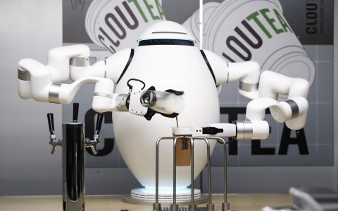 Adam es capaz de preparar café, batir la leche caliente y hacer unos cuantos shakes.