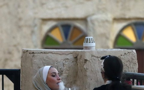 Momento. Dos mujeres en restaurante de Souq Waqif.