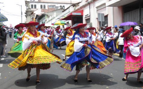 Comparsas. Uno de los grupos de danzantes que participó del desfile en la jornada de este viernes 6 de enero de 2023.