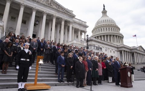 los demócratas mantuvieron ayer un minuto de silencio en las escaleras del Capitolio