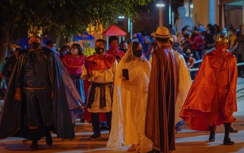 Atención. Muchas personas se citan a mirar las representaciones.