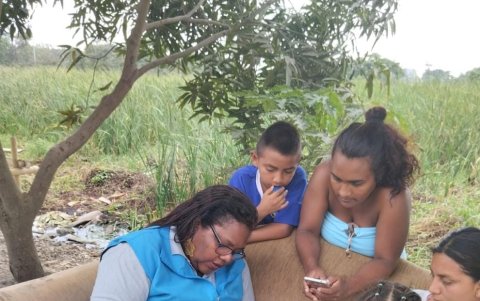 Los brigadistas también conversan con los menores para conocer qué están haciendo ahora que no van a clases.