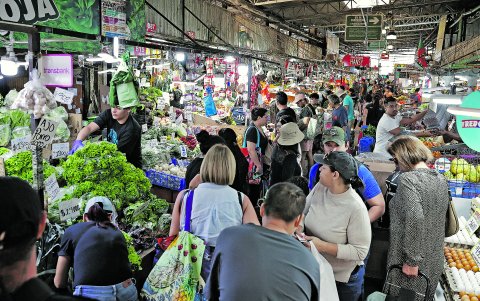 Clientes caminan por los pasillos, el 23 de diciembre 2022, en el mercado La Vega Central de Santiago (Chile).