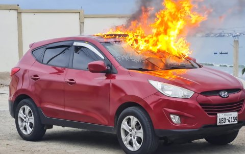 Este vehículo fue incinerado cerca del lugar de los hechos.