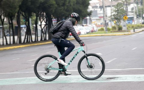 Bicis. Las usan porque se llega más rápido o sortean la congestión.