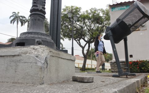 En la esquina de la calle Dolores Sucre, en la otra esquina de un parque, la falta de mantenimiento en los bienes públicos es más que evidente en tachos ornamentales, calles, postes de luz.