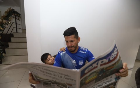 Christian Cruz se mantiene informado leyendo Diario EXPRESO.