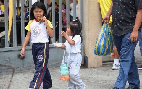 Al ingresar o salir de las escuelas y colegios, los alumnos consumen comida que no es nutritiva y puede originar problemas en la salud.