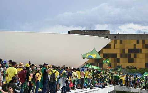 Centenas de seguidores del expresidente brasileño Jair Bolsonaro invadieron este domingo la sede del Congreso Nacional.