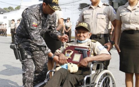 Momento del homenaje a Víctor por parte de la Policía Nacional.