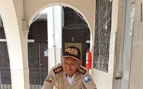Víctor en una de sus caminatas por el centro geriátrico en el que está desde hace 6 años.