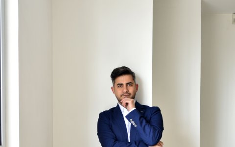 El experto en marketing enfatiza la importancia de una conciencia social al momento de adquirir una prenda.