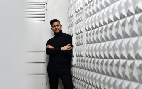 Gabriel sostiene que manos felices son las que confeccionan las prendas de la empresa donde labora.