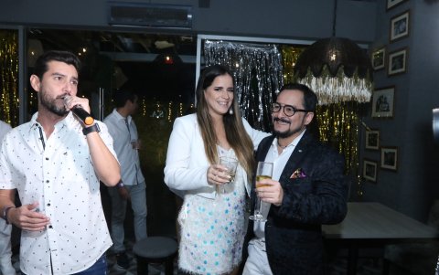 Una de las grandes sorpresas fue el 'cumpleaños feliz' que Danilo Rosero (a la izquierda) cantó al homenajeado en compañía de los invitados.