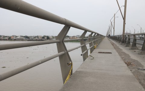 Inseguridad. Las barandillas de metal han sido sustraídas y con cintas se advierte del peligro.