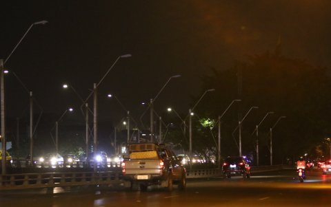 Estado. Los conductores también esperan un arreglo de las luminarias que no encienden.