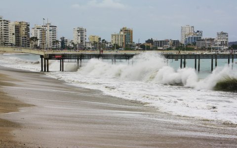 Salinas. Las olas llegaron a los tres metros de altura, a veces un poco más y lograron tapar incluso el muelle de este balneario.