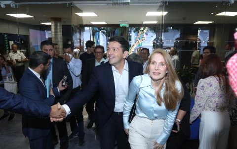 Francisco Jiménez llegando con su esposa, Brigitte Andrade.