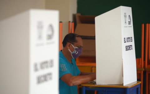 Un hombre vota en un centro electoral en Guayaquil (Ecuador), en una fotografía de archivo.